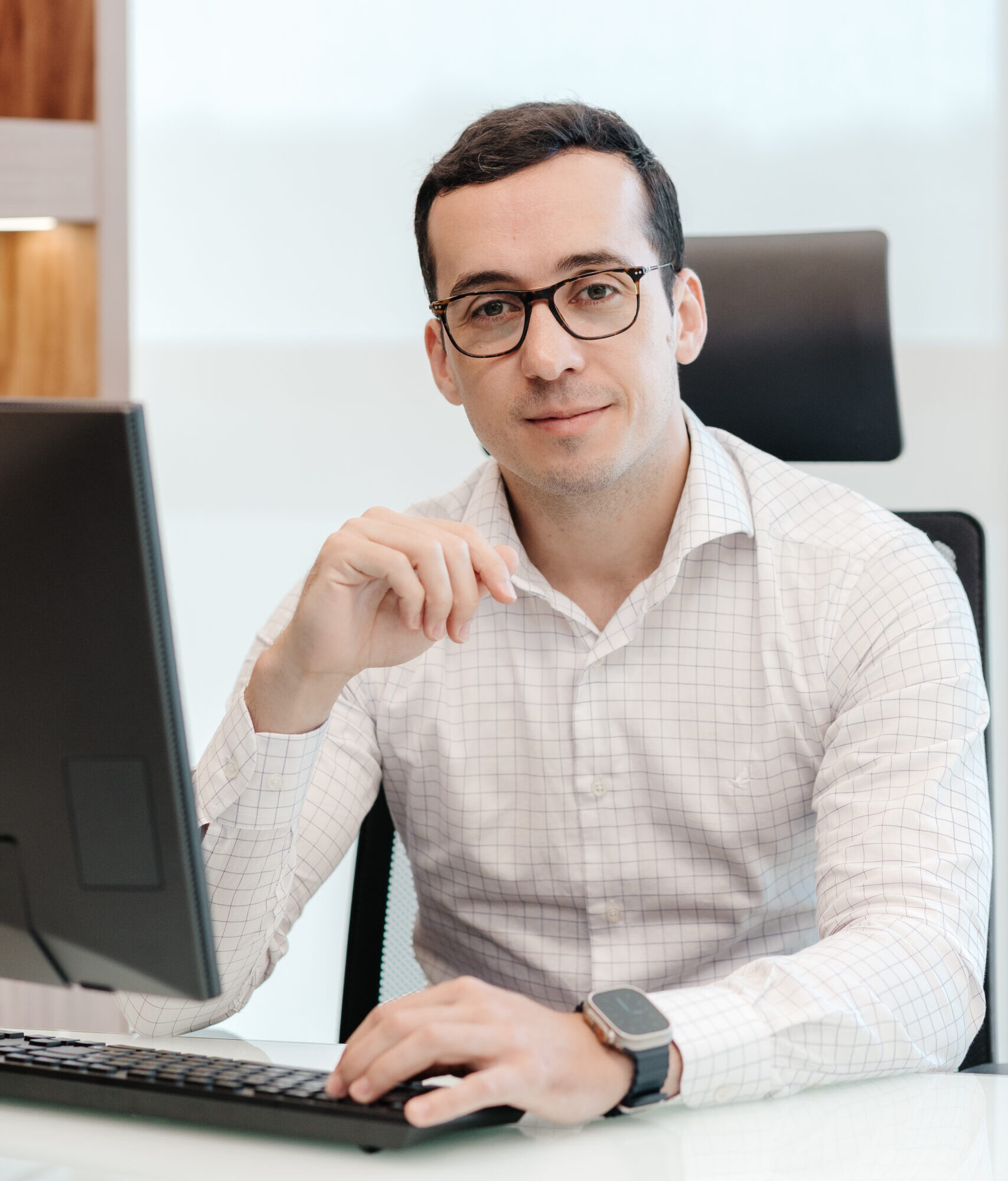 Dr. João Marcelo Brito em seu consultório